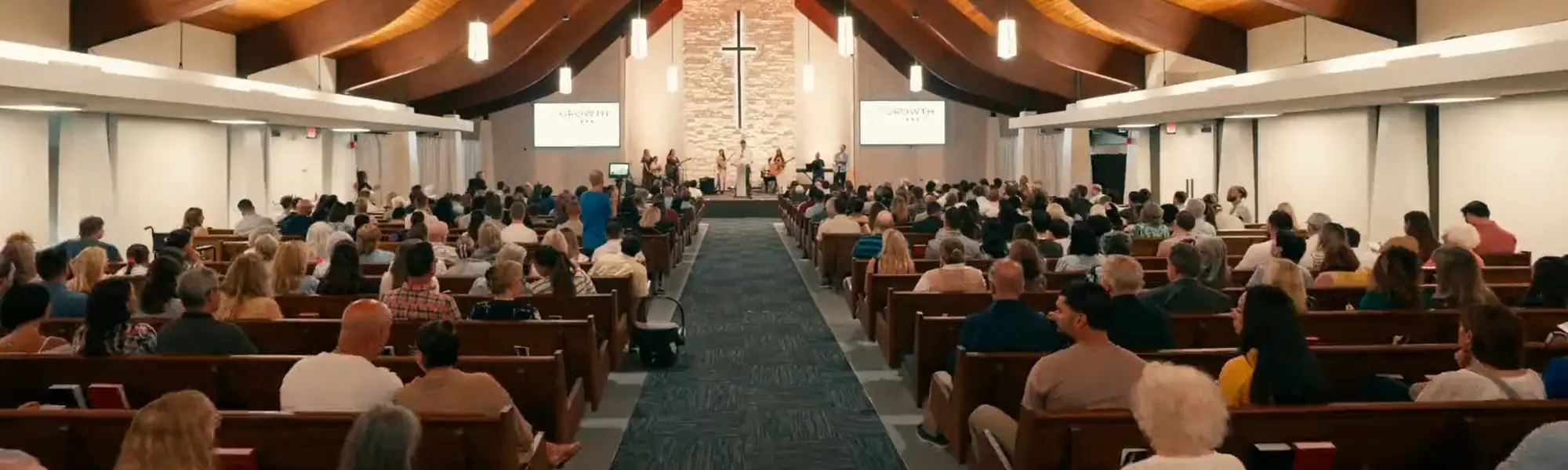El santuario de Christchurch un domingo por la mañana, la congregación reunida.