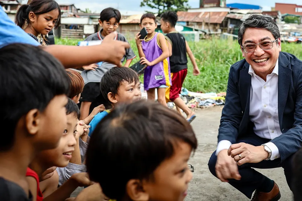An IJM staff member with children in a community in the Philippines
